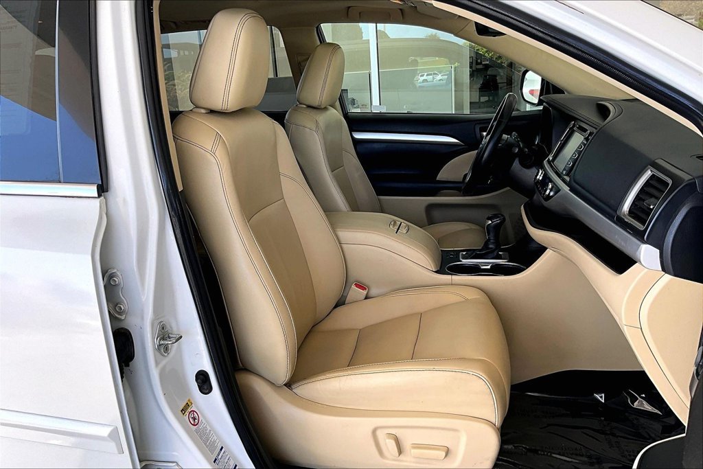 Used 2019 Toyota Highlander XLE AWD/4WD image 30