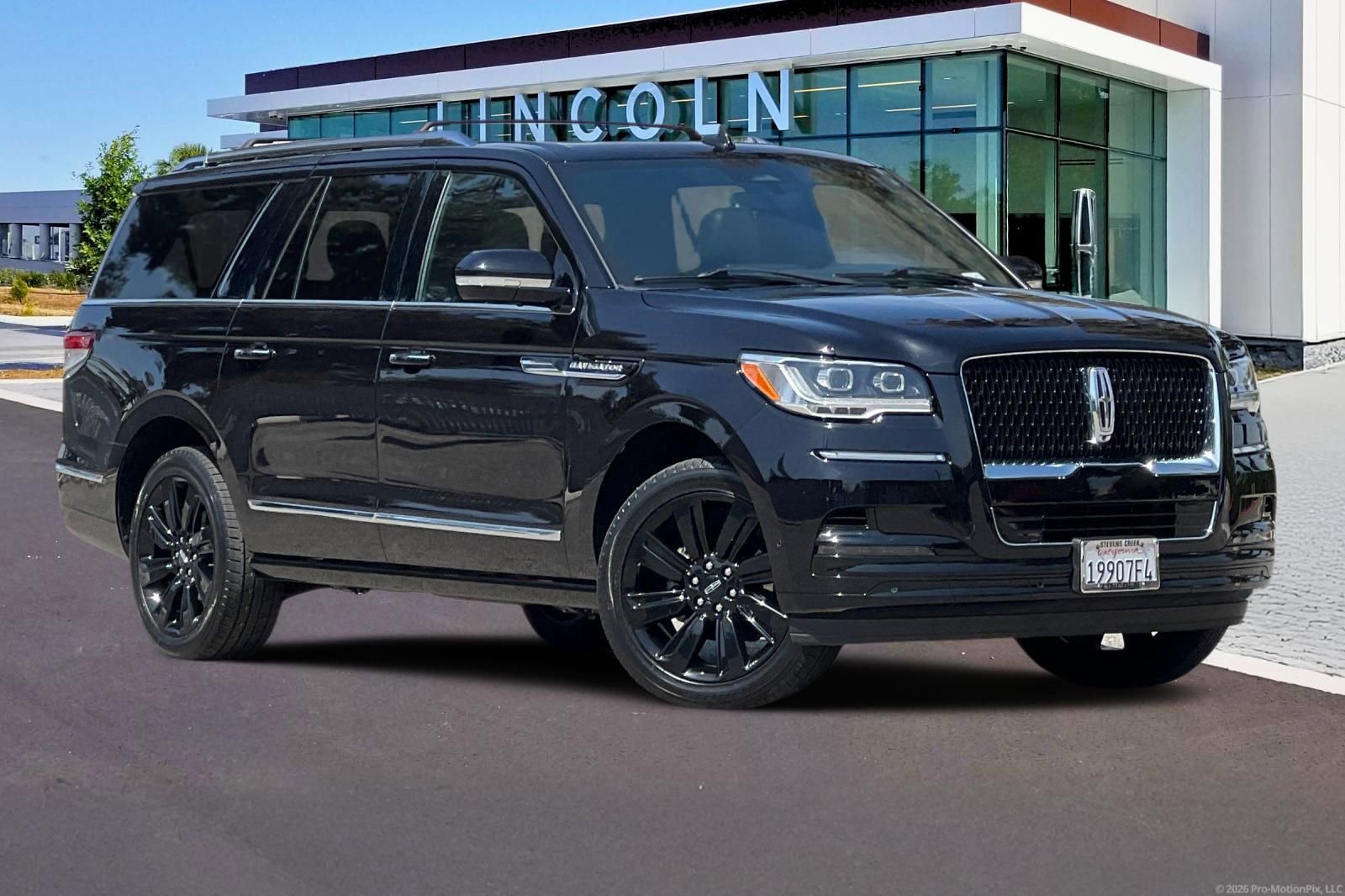 Certified 2023 Lincoln Navigator L Reserve AWD/4WD image 2