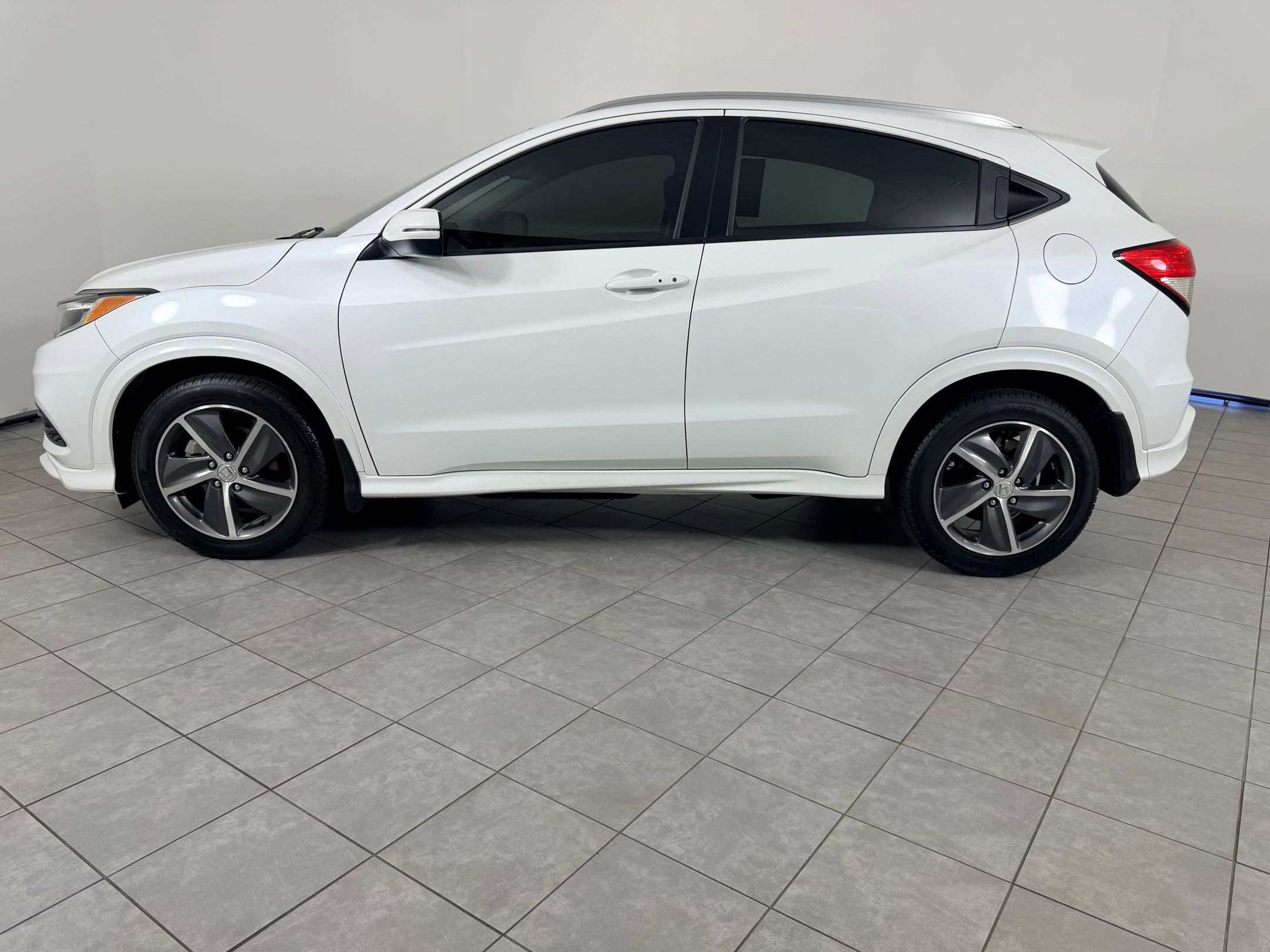 Used 2019 Honda HR-V Touring image 2