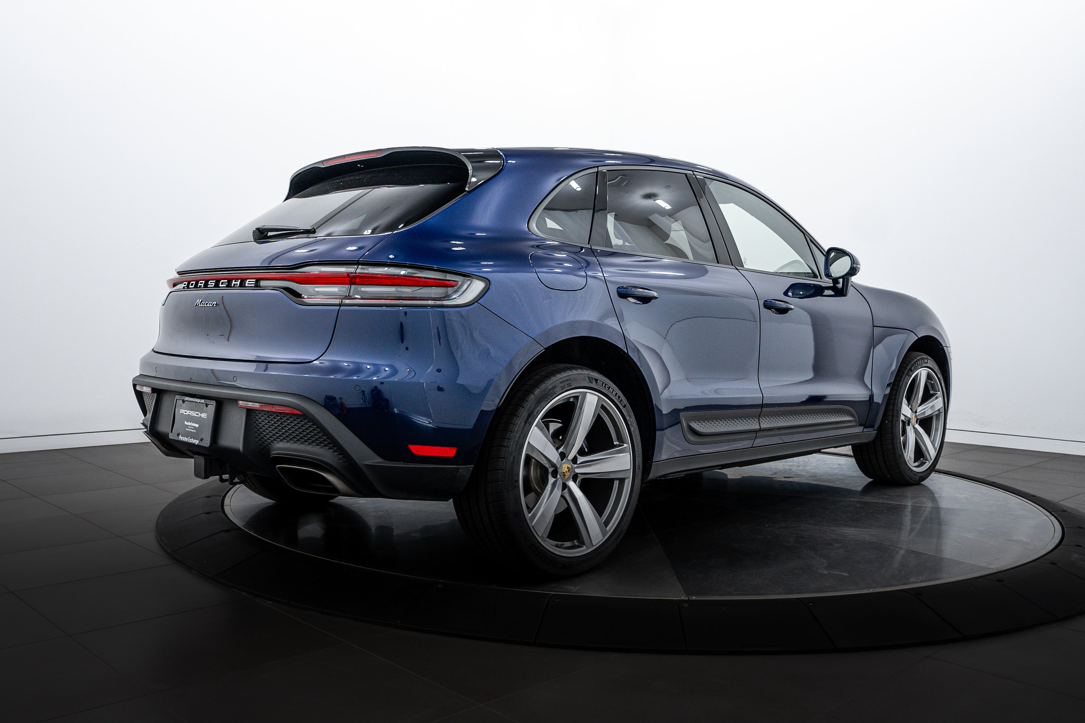 Certified 2025 Porsche Macan image 7