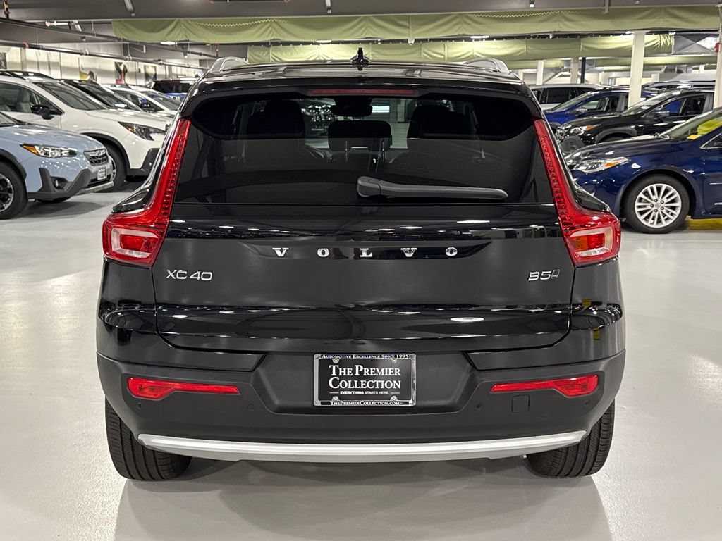 Used 2025 Volvo XC40 B5 Core AWD/4WD image 3