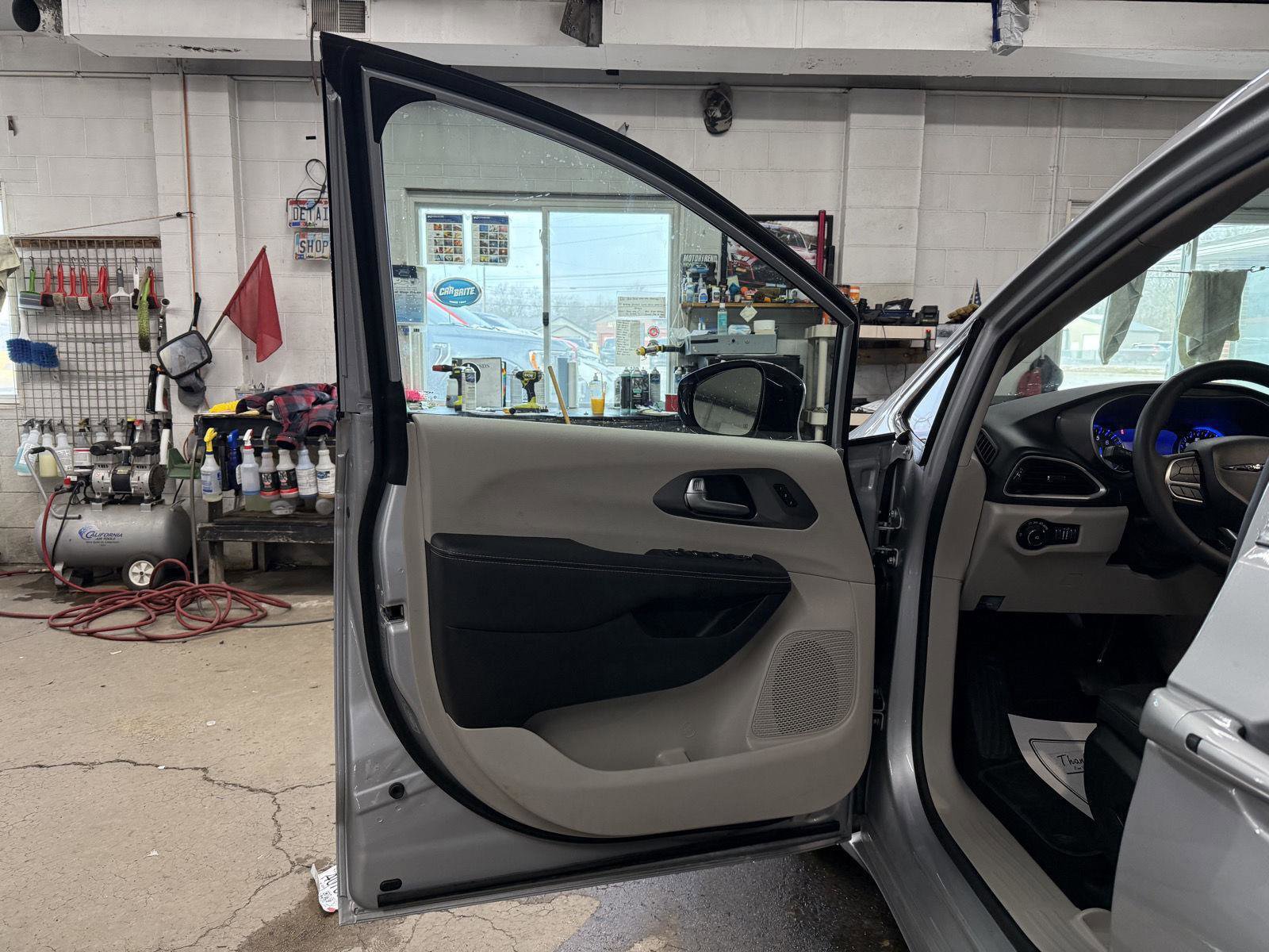 Used 2024 Chrysler Pacifica Touring-L image 9