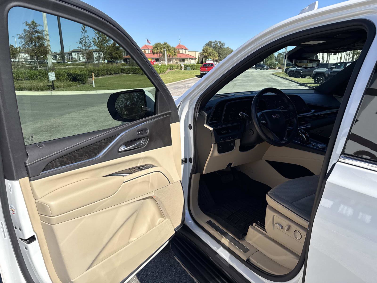 Used 2024 Cadillac Escalade Premium Luxury AWD/4WD image 18