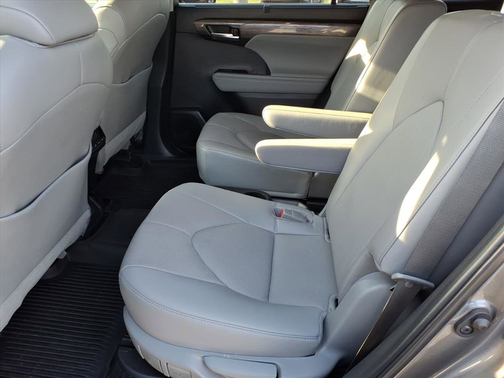 Used 2023 Toyota Highlander Limited image 7