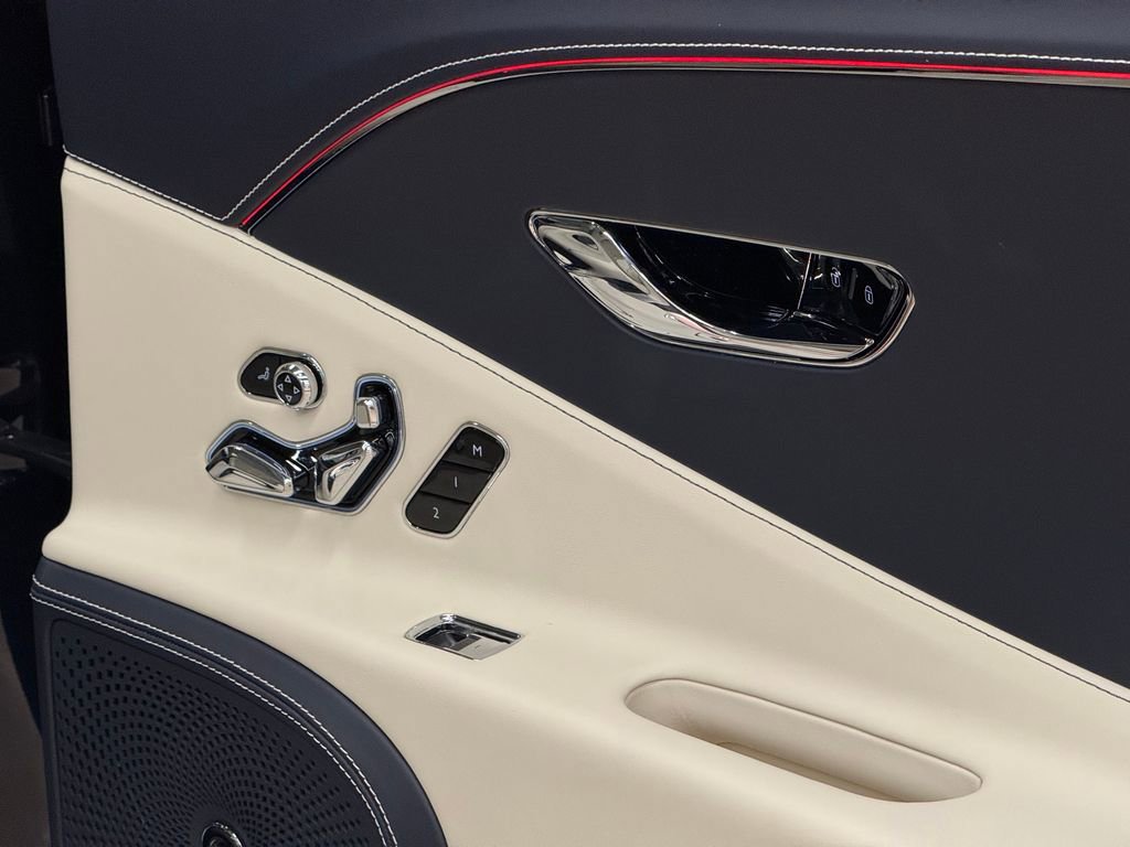 Used 2022 Bentley Flying Spur Plug-In Hybrid image 40