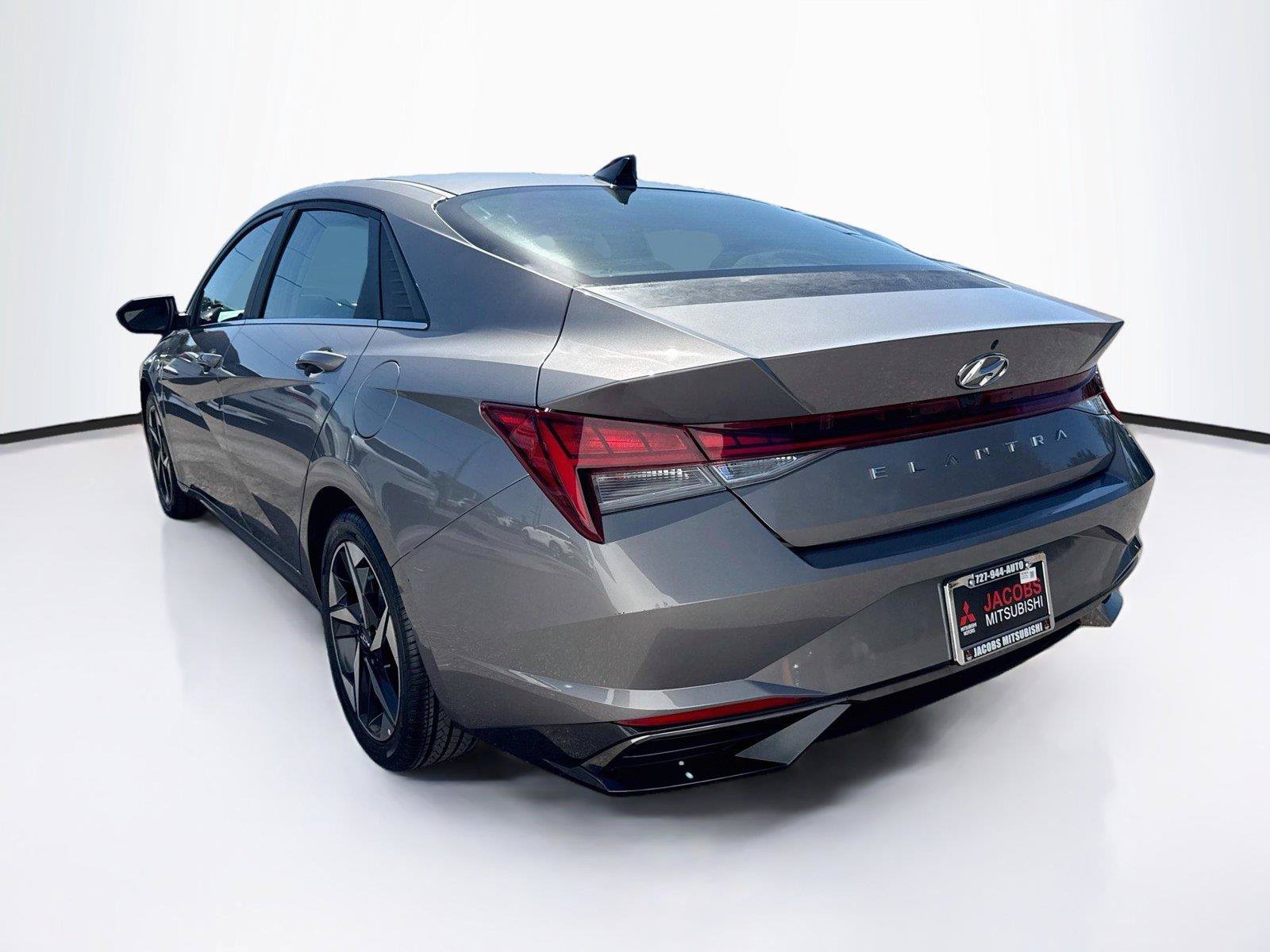 Used 2022 Hyundai Elantra SEL w/ Convenience + Premium Package FWD image 3