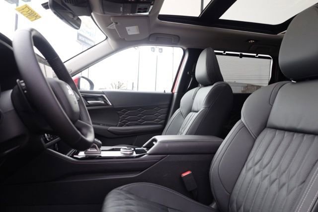 Used 2025 Mitsubishi Outlander SEL image 18
