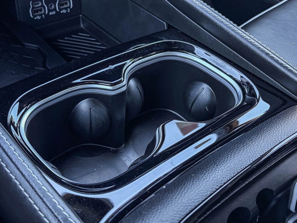 Used 2025 Chrysler Pacifica Premium image 35