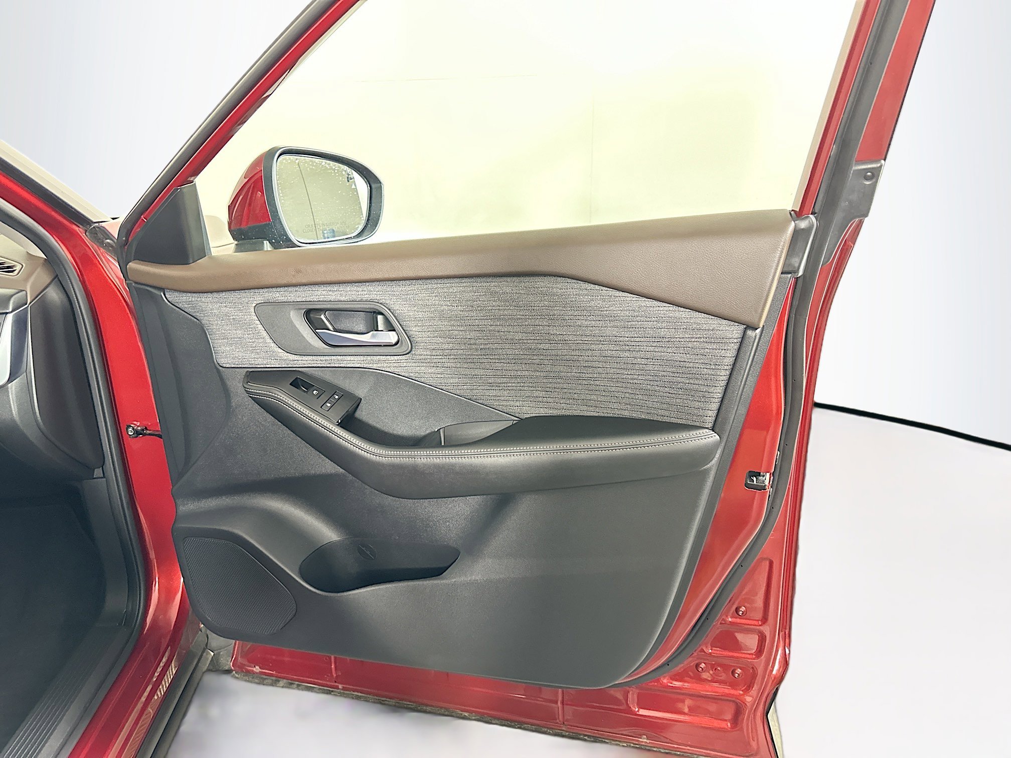 Used 2023 Nissan Rogue SV image 30