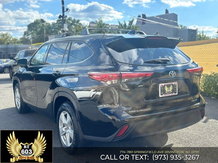 Used 2021 Toyota Highlander LE AWD/4WD image 4