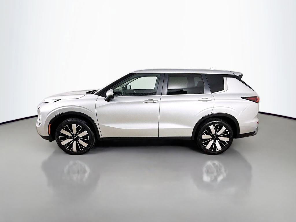 Used 2025 Mitsubishi Outlander SE image 4
