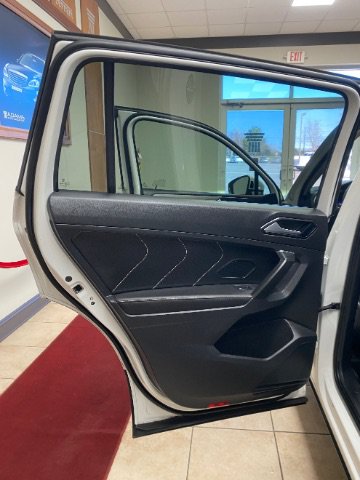 Used 2023 Volkswagen Tiguan SE w/ Panoramic Sunroof Package FWD image 14