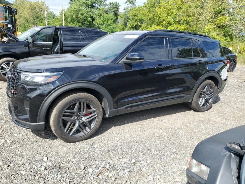 Used 2025 Ford Explorer ST image 2