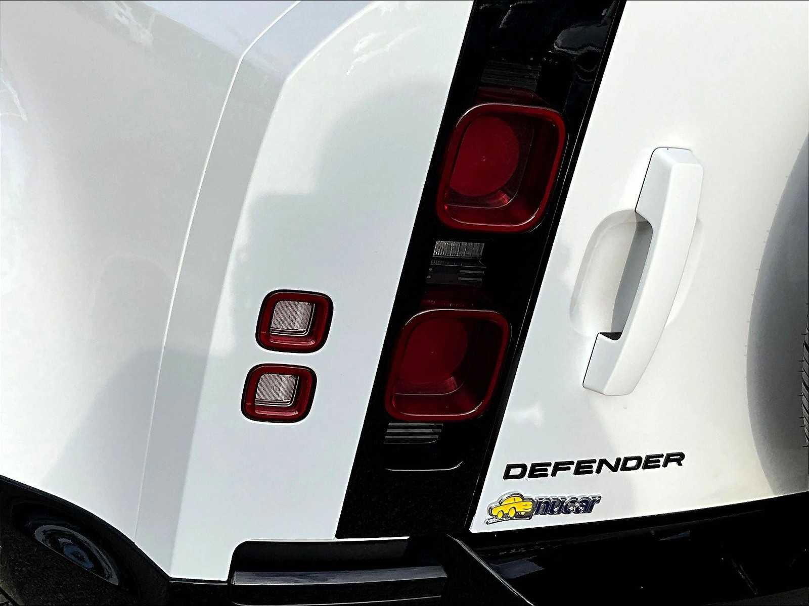 Used 2024 Land Rover Defender 90 X-Dynamic SE image 32