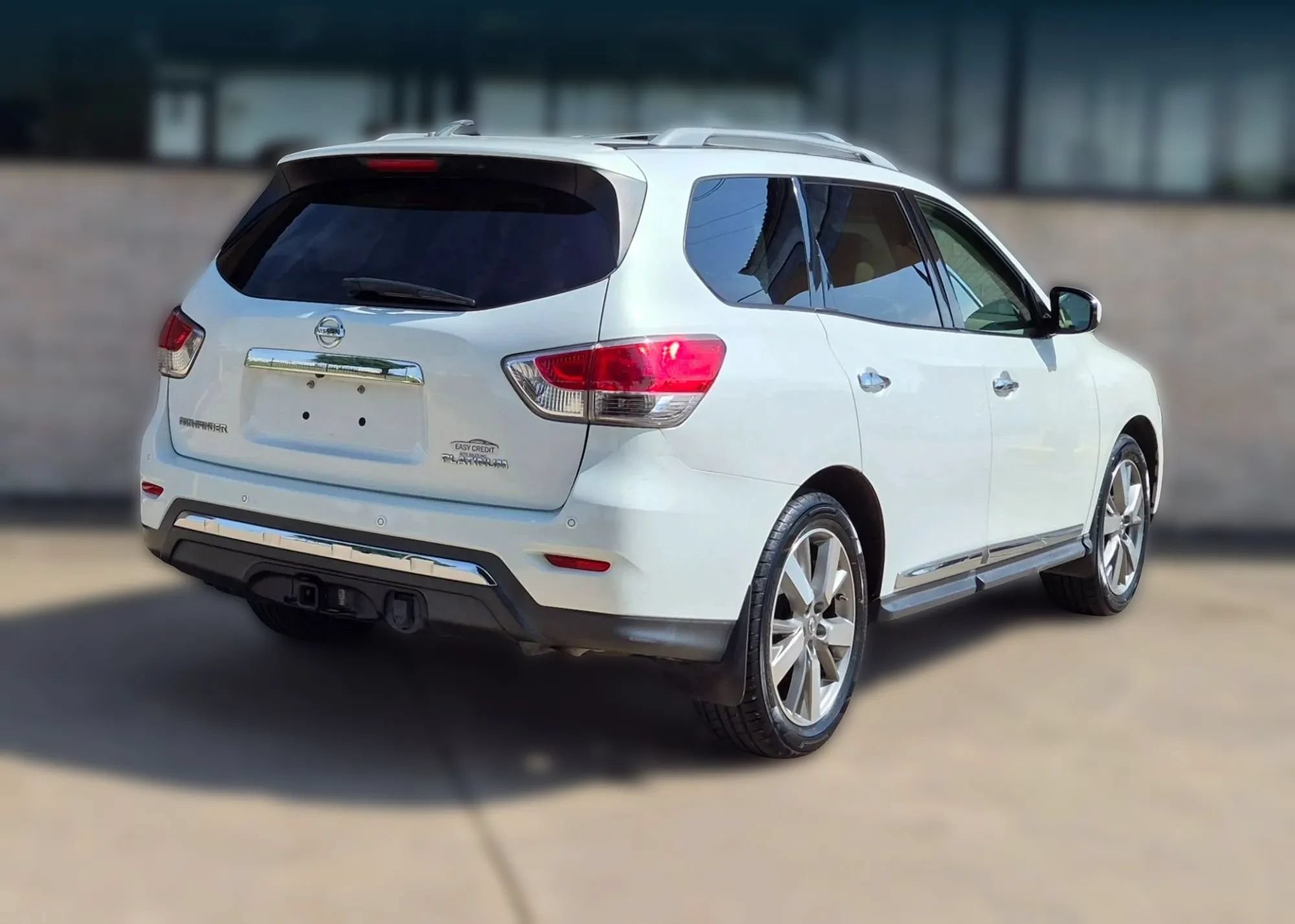 Used 2014 Nissan Pathfinder Platinum w/ Platinum Premium Package FWD image 2