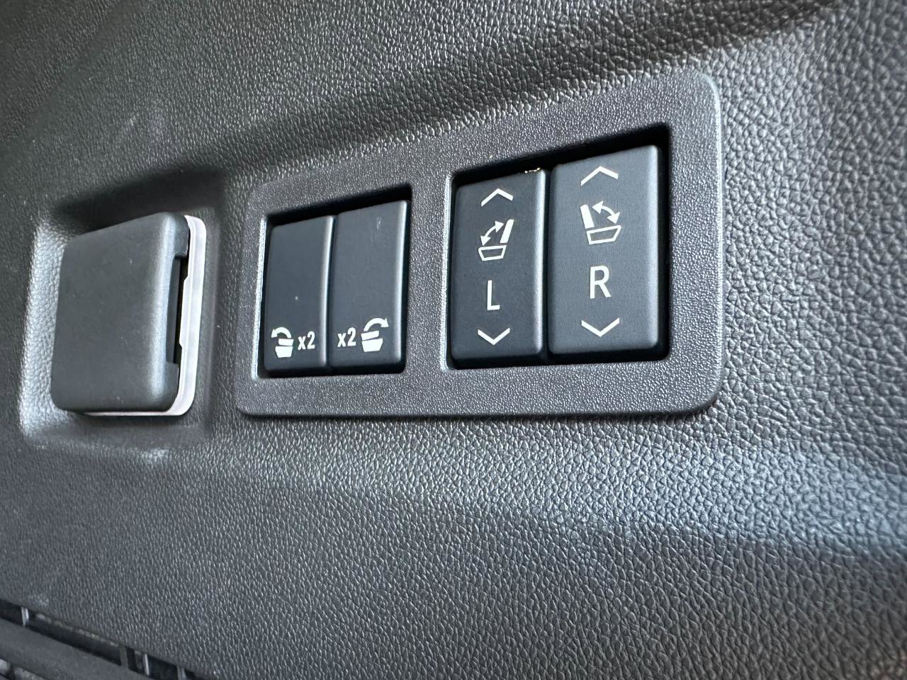 Used 2025 Chevrolet Tahoe Z71 w/ Comfort Package image 40