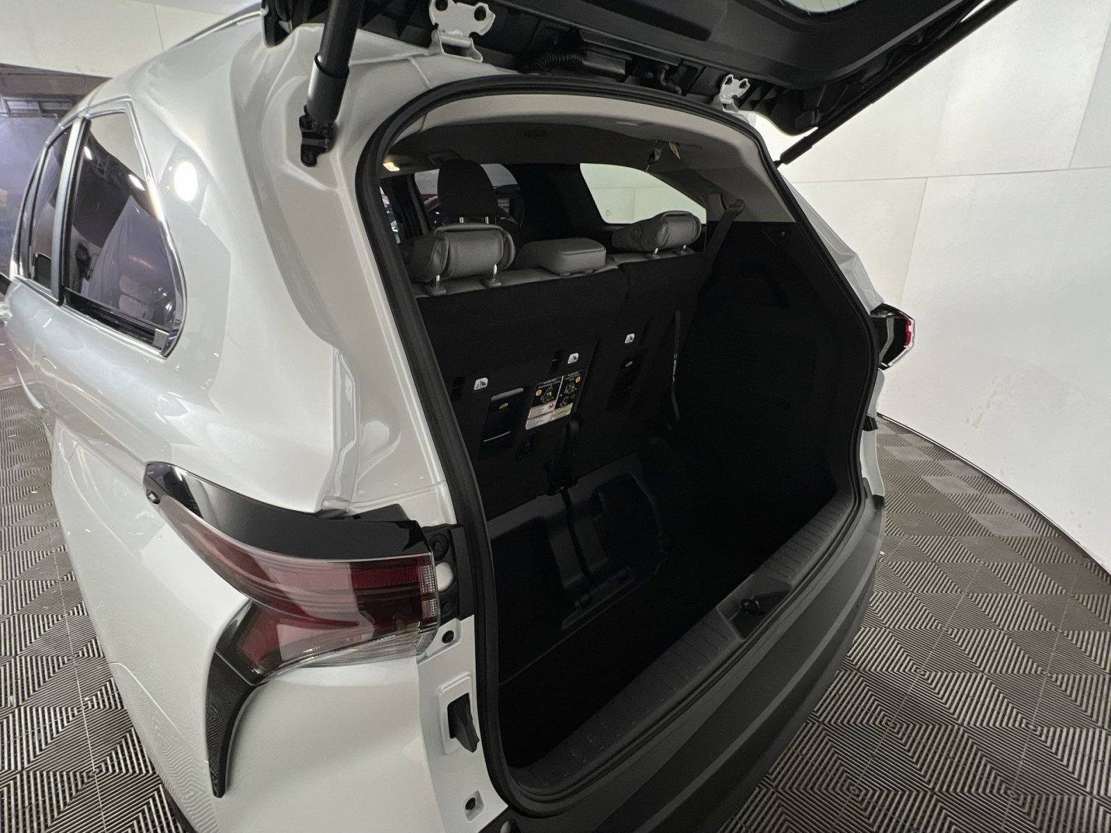 Used 2025 Toyota Sienna XLE image 27