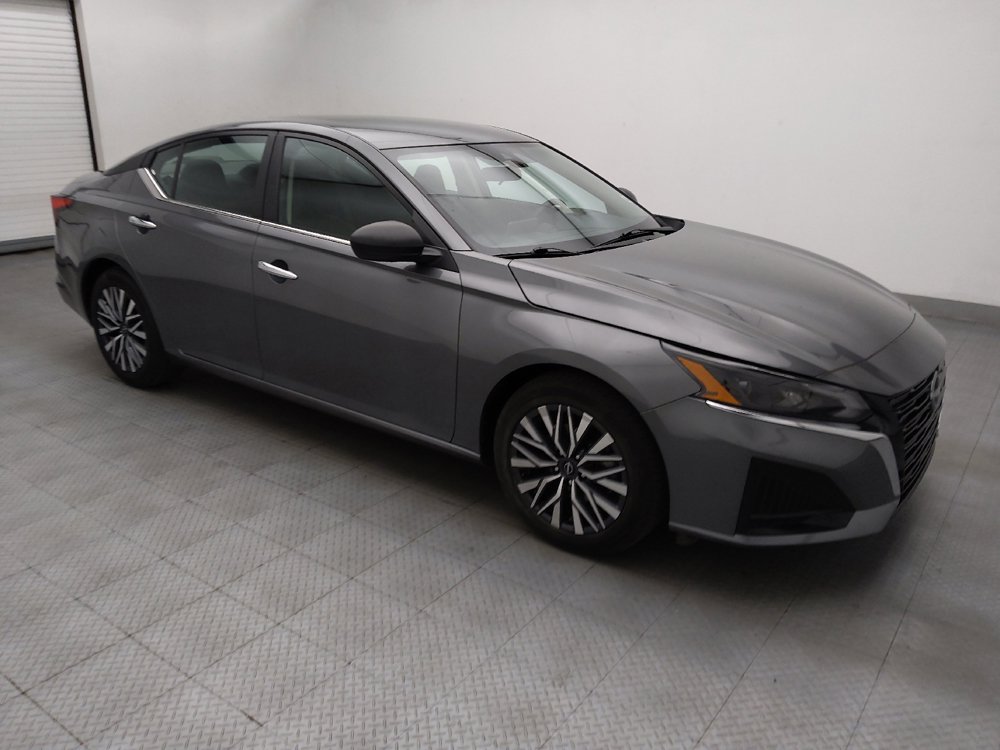 Used 2025 Nissan Altima 2.5 SV FWD image 11