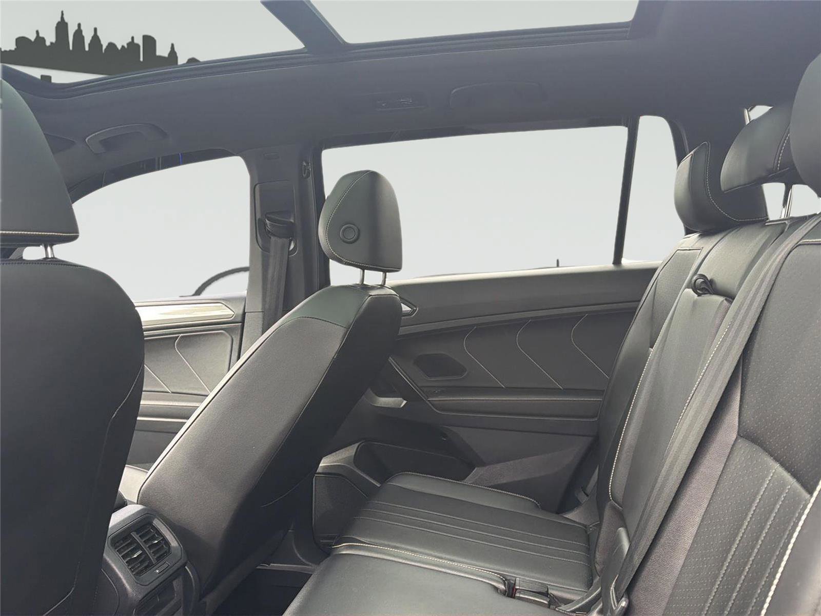 Used 2022 Volkswagen Tiguan SE R-Line image 9