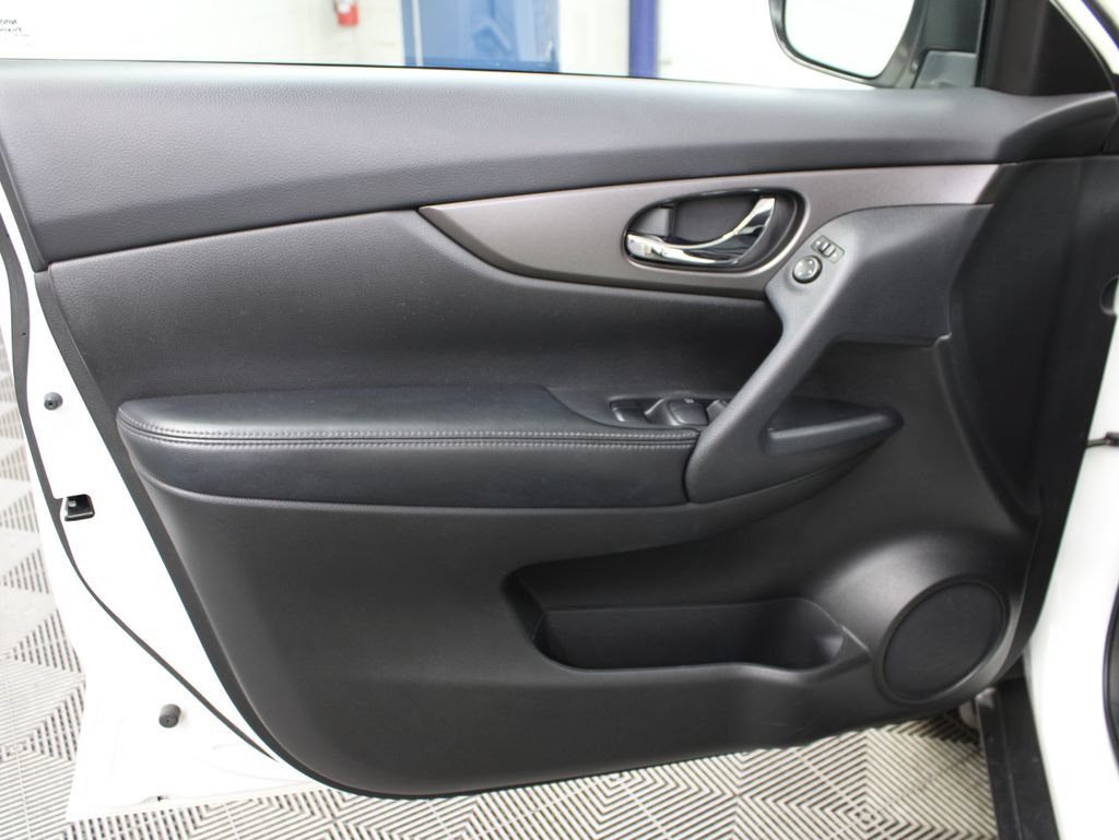 Used 2015 Nissan Rogue SV AWD/4WD image 51