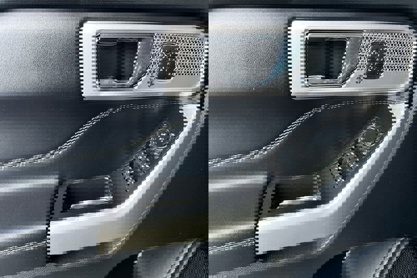 Used 2021 Ford Explorer Limited w/ Equipment Group 301A image 12