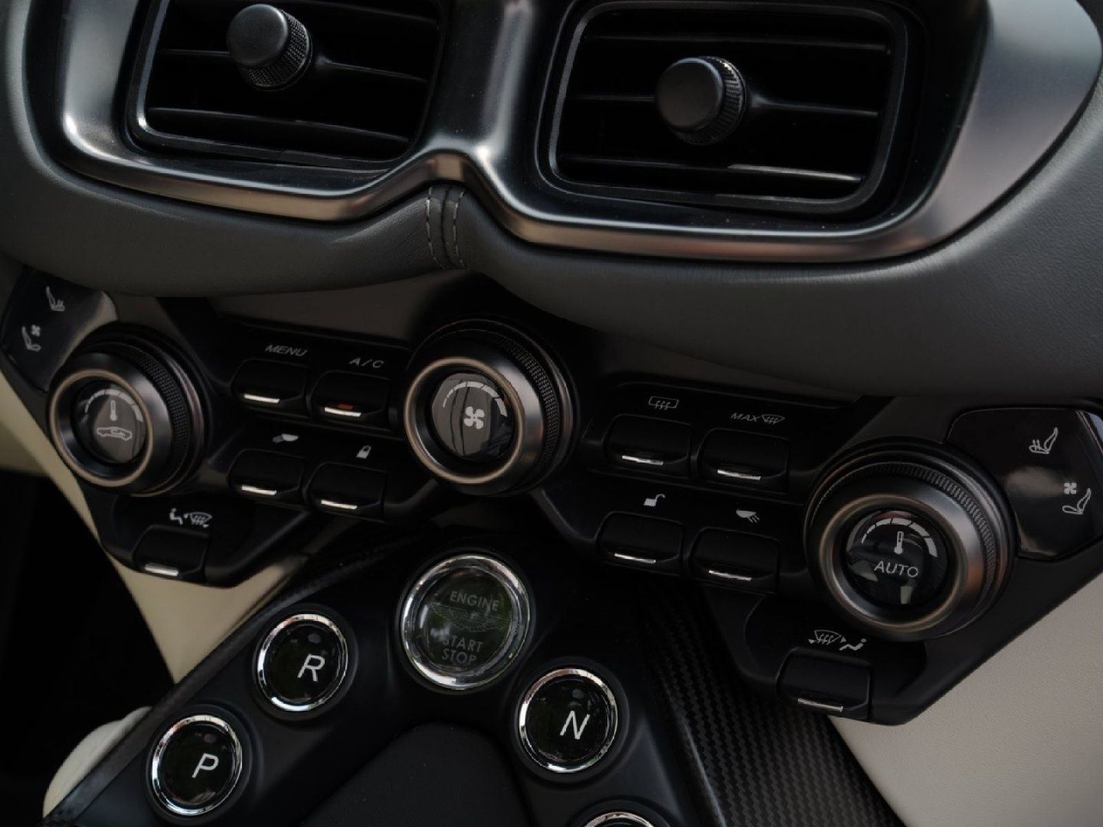 Used 2023 Aston Martin V8 Vantage Roadster RWD image 36