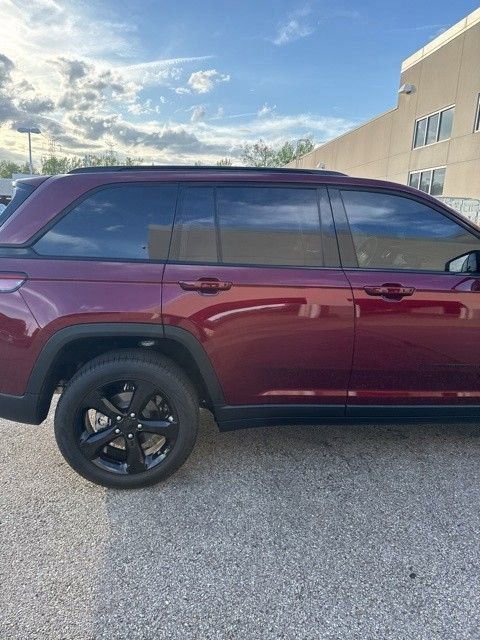 Used 2025 Jeep Grand Cherokee Limited w/ Black Appearance Package image 7