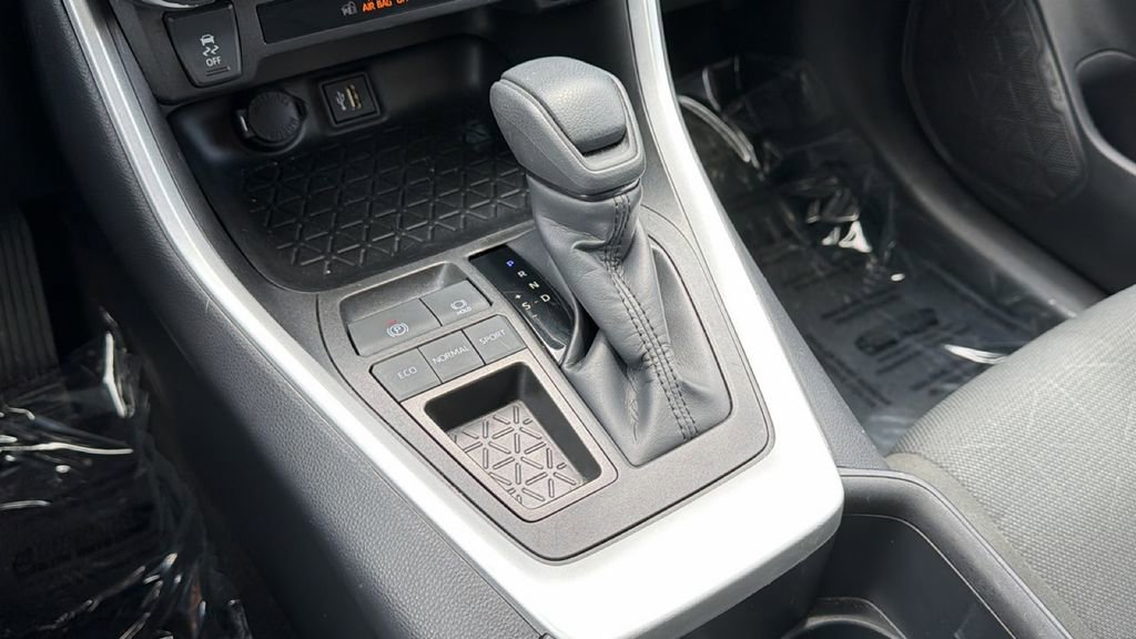 Certified 2025 Toyota RAV4 XLE FWD image 31