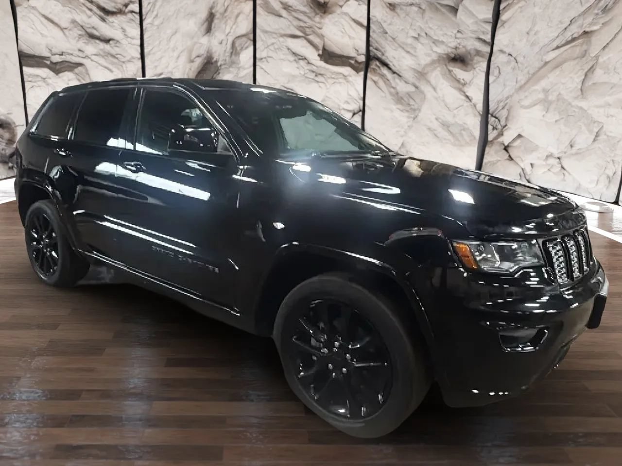 Used 2018 Jeep Grand Cherokee Altitude AWD/4WD image 2