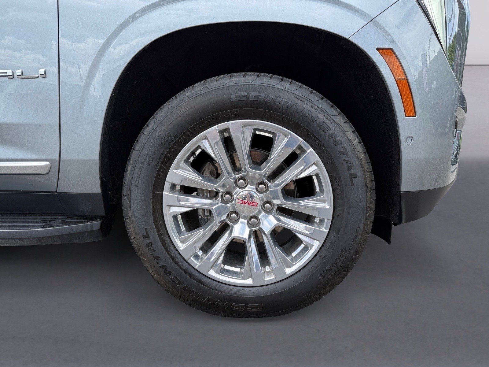 Used 2025 GMC Yukon XL Denali AWD/4WD image 9