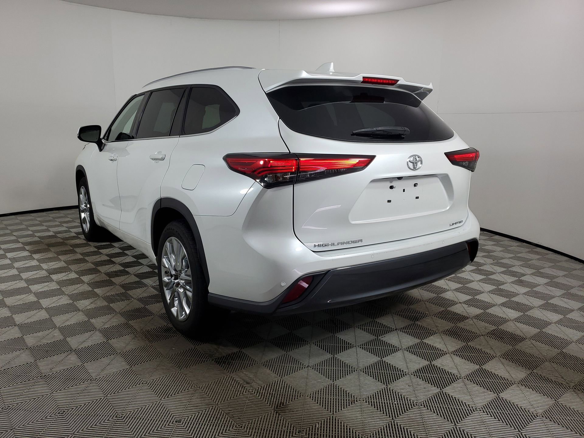 Used 2023 Toyota Highlander Limited image 8