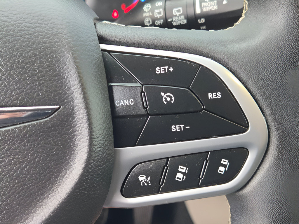 Used 2023 Chrysler Pacifica Touring-L FWD image 36