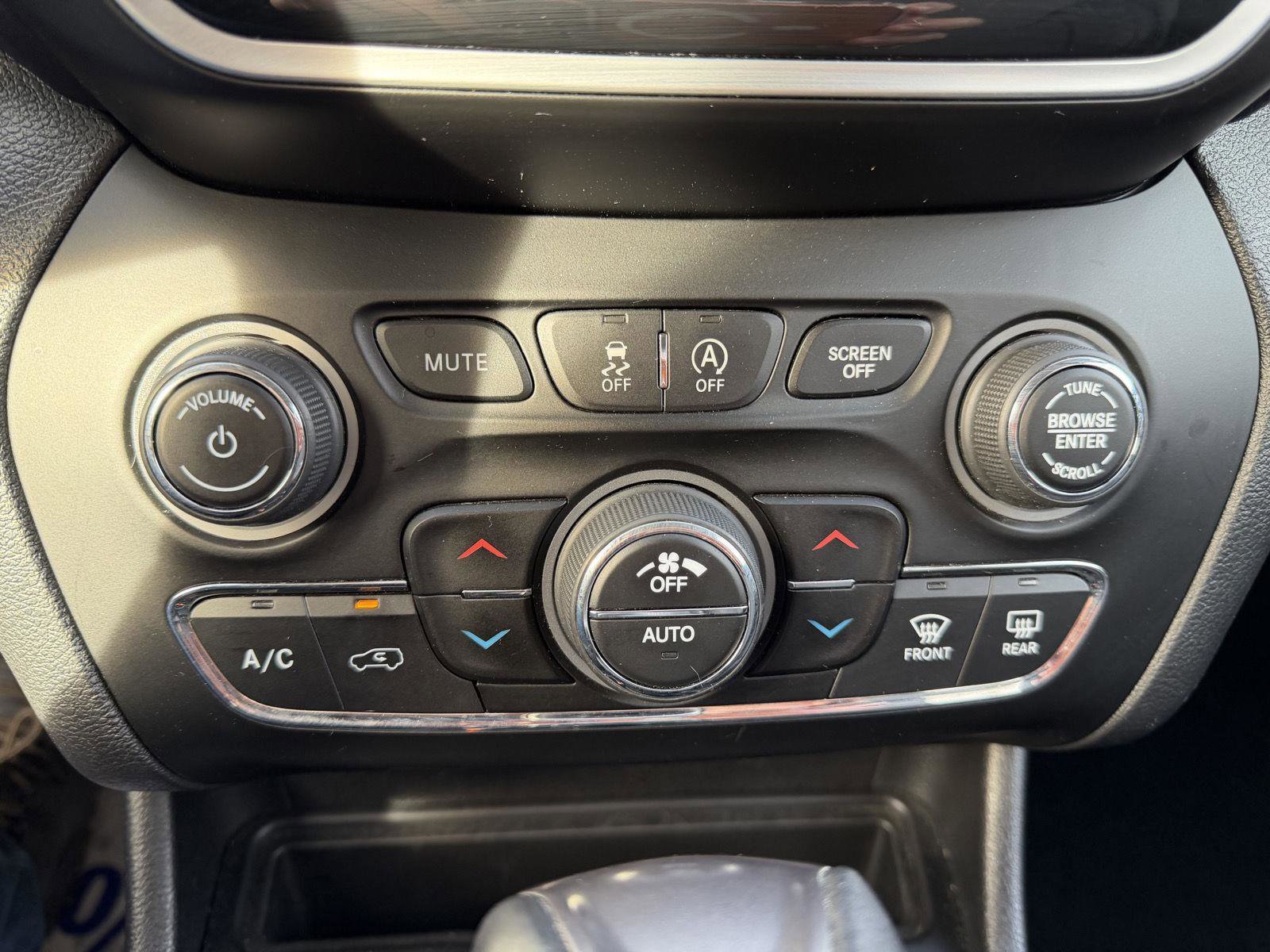 Used 2020 Jeep Cherokee Limited image 15