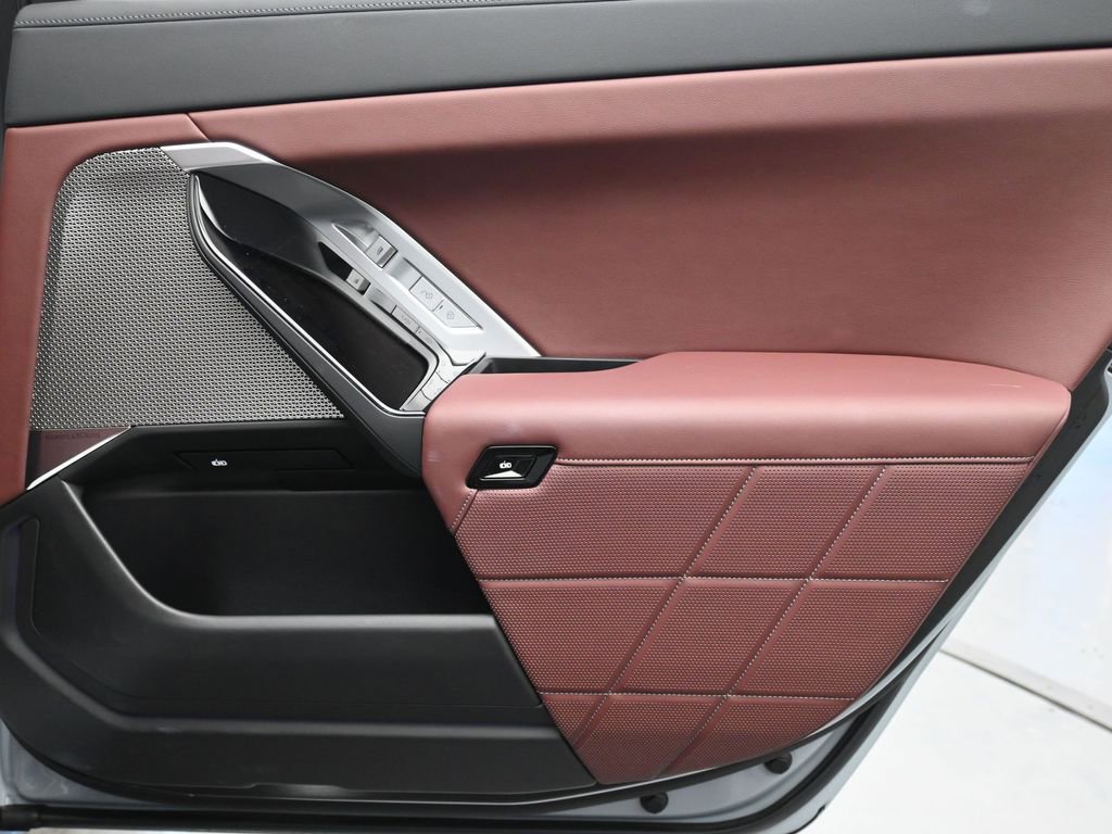 Used 2023 BMW 760i xDrive image 24