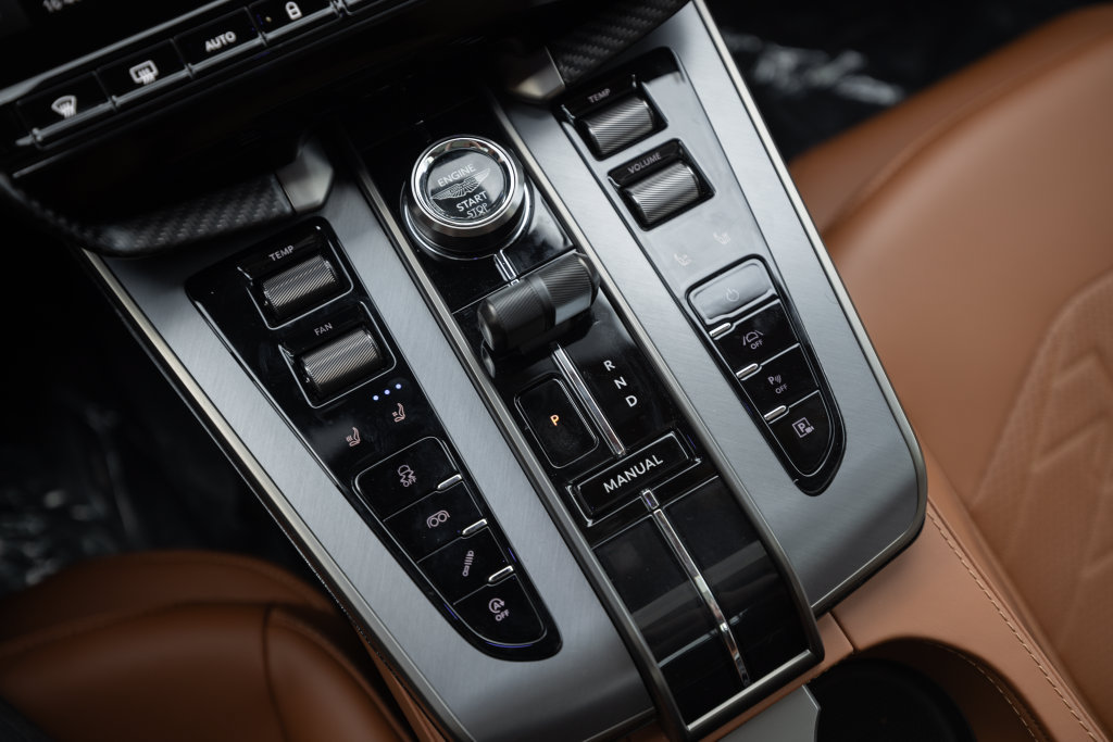 Used 2025 Aston Martin Vanquish RWD image 31