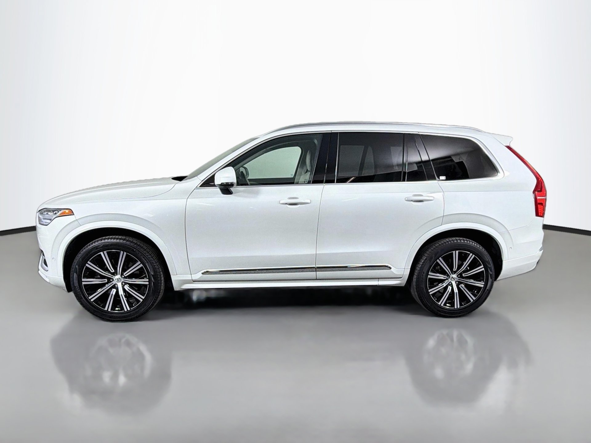 Used 2024 Volvo XC90 B5 Plus w/ Protection Package Premier AWD/4WD image 9