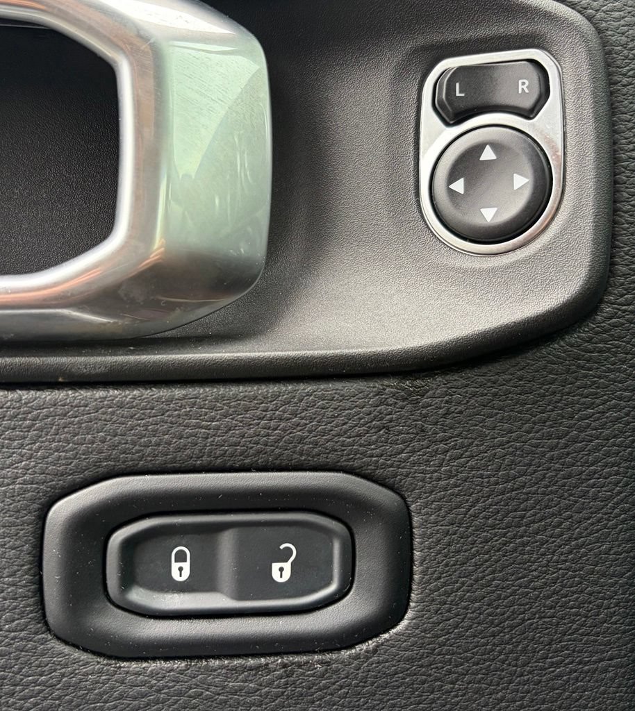 Used 2021 Jeep Wrangler Unlimited Sahara AWD/4WD image 17