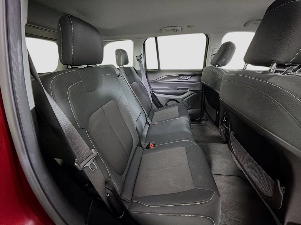 Used 2023 Jeep Grand Cherokee Laredo AWD/4WD image 28