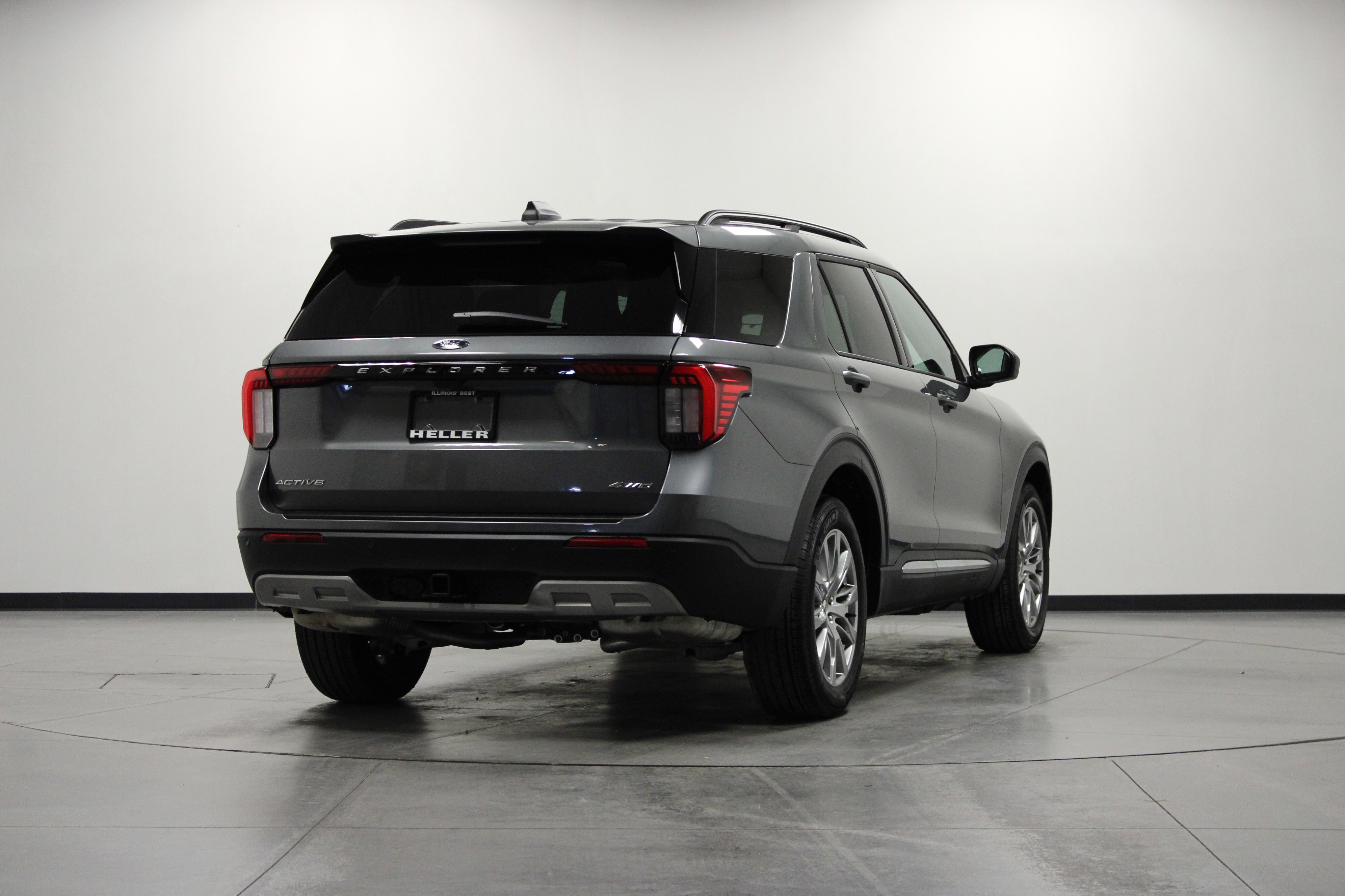 Used 2025 Ford Explorer Active w/ Active Comfort Package image 4