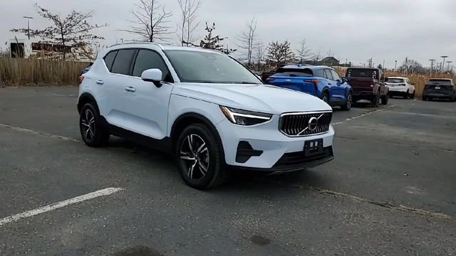 Used 2025 Volvo XC40 B5 Core image 2