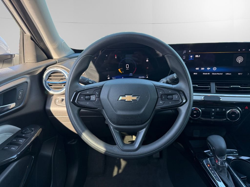Used 2025 Chevrolet Trax LT FWD image 12