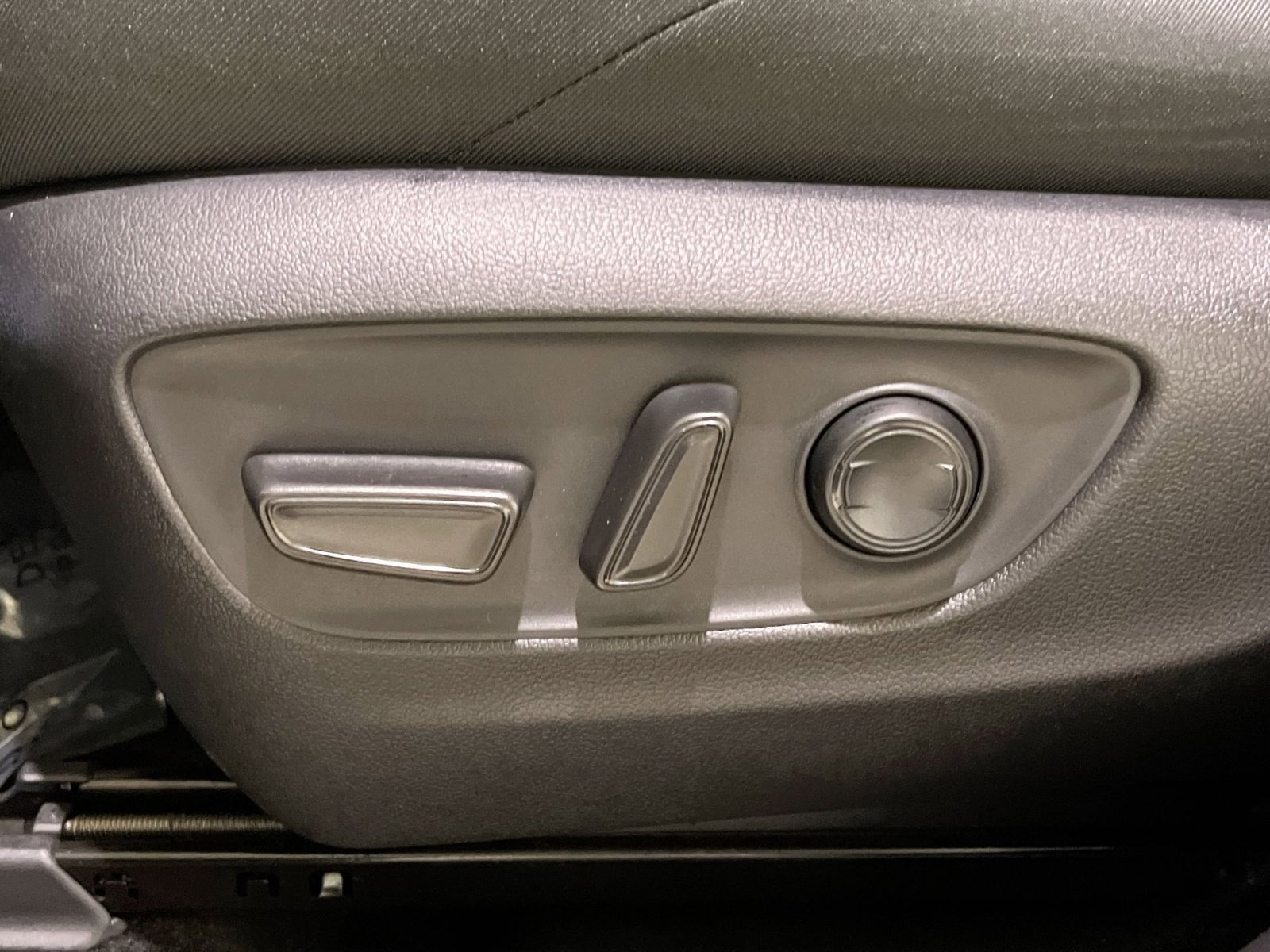 Used 2023 Toyota RAV4 SE w/ Weather & Moonroof Package image 23