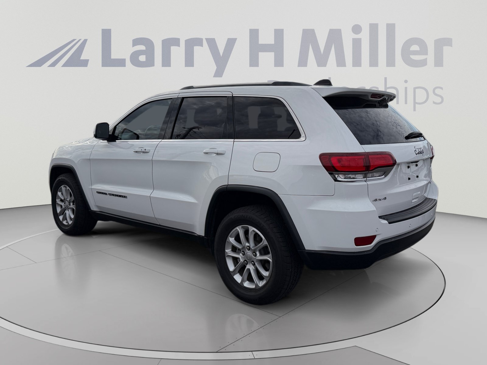 Used 2021 Jeep Grand Cherokee Laredo w/ Security & Convenience Group AWD/4WD image 3