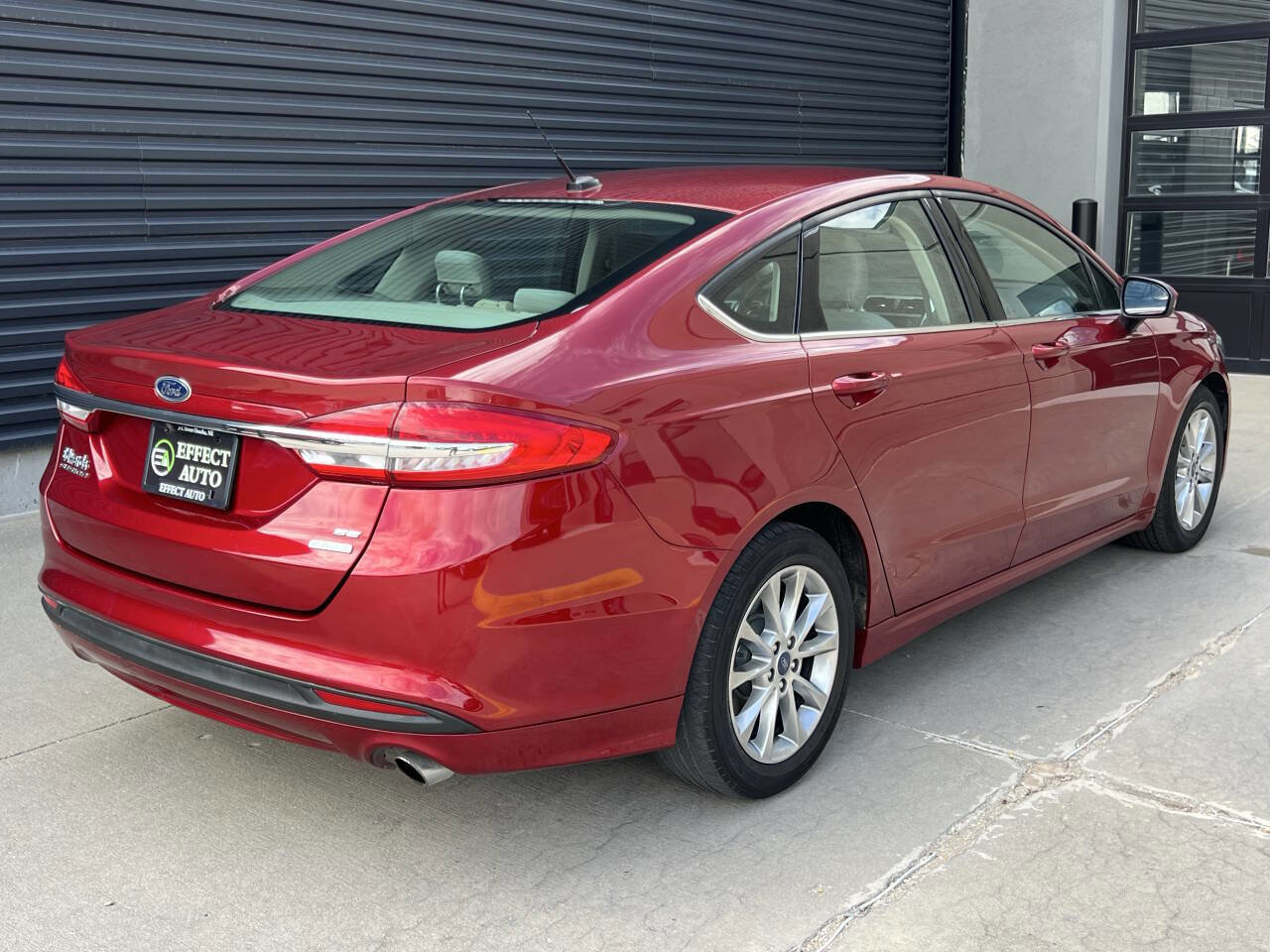 Used 2017 Ford Fusion SE FWD image 11