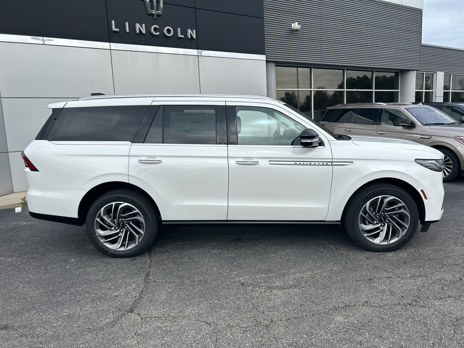 New 2027 Lincoln Navigator Reserve AWD/4WD image 8