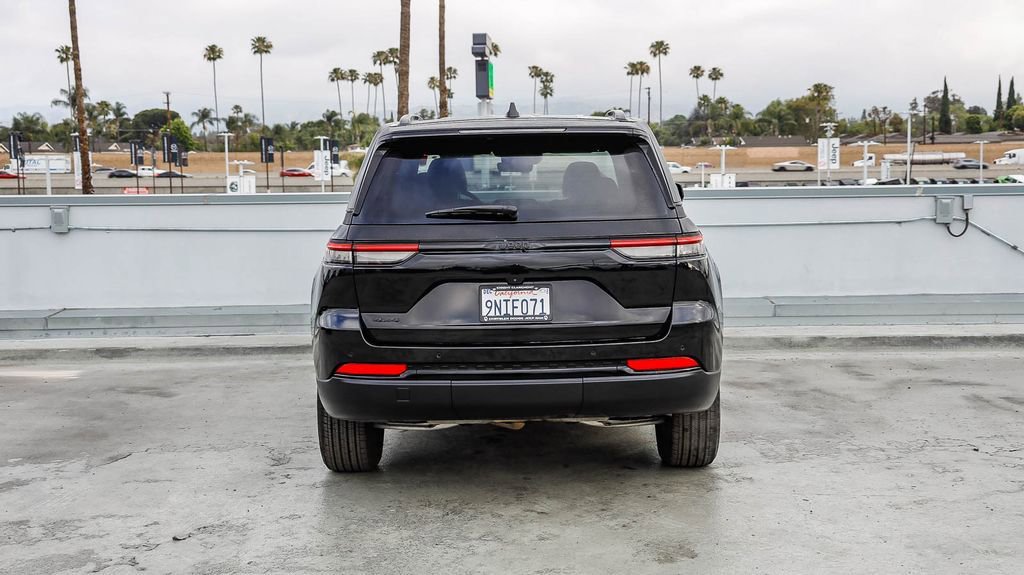 Used 2025 Jeep Grand Cherokee Altitude AWD/4WD image 8