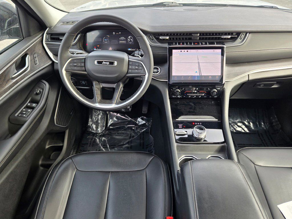 Used 2024 Jeep Grand Cherokee Limited w/ Black Appearance Package image 18