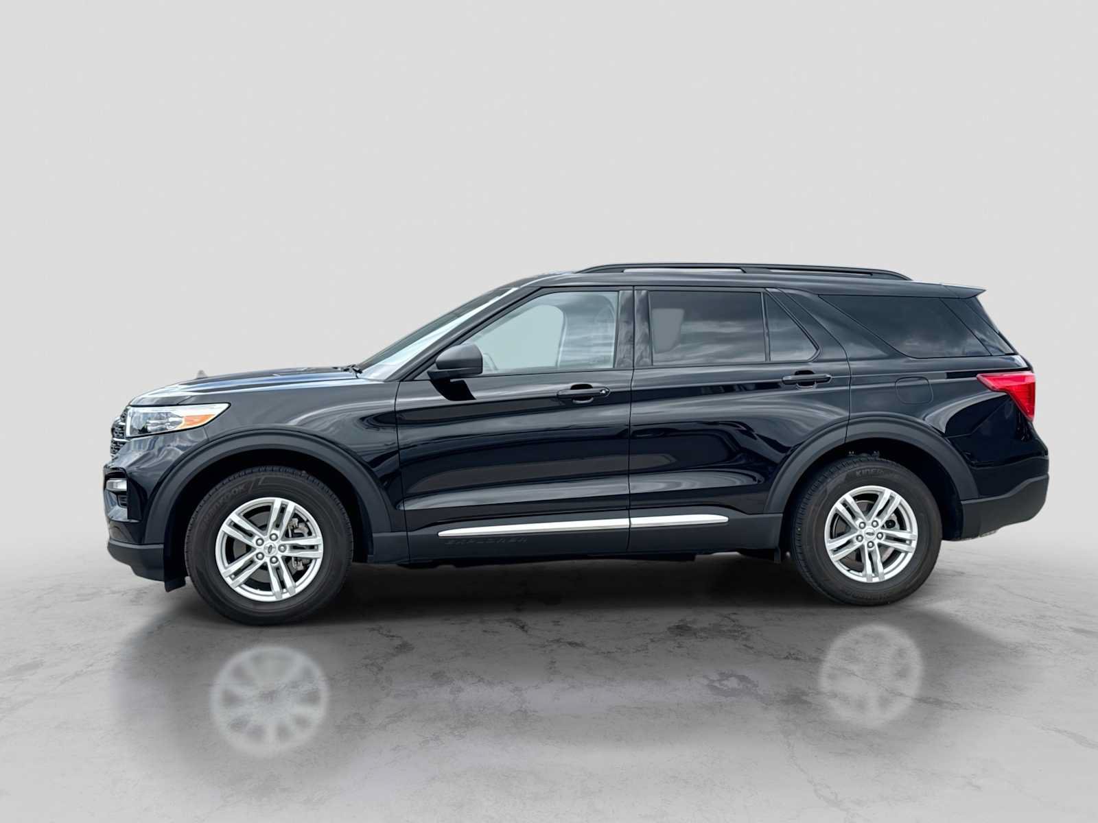 Certified 2023 Ford Explorer XLT w/ Equipment Group 202A AWD/4WD image 3