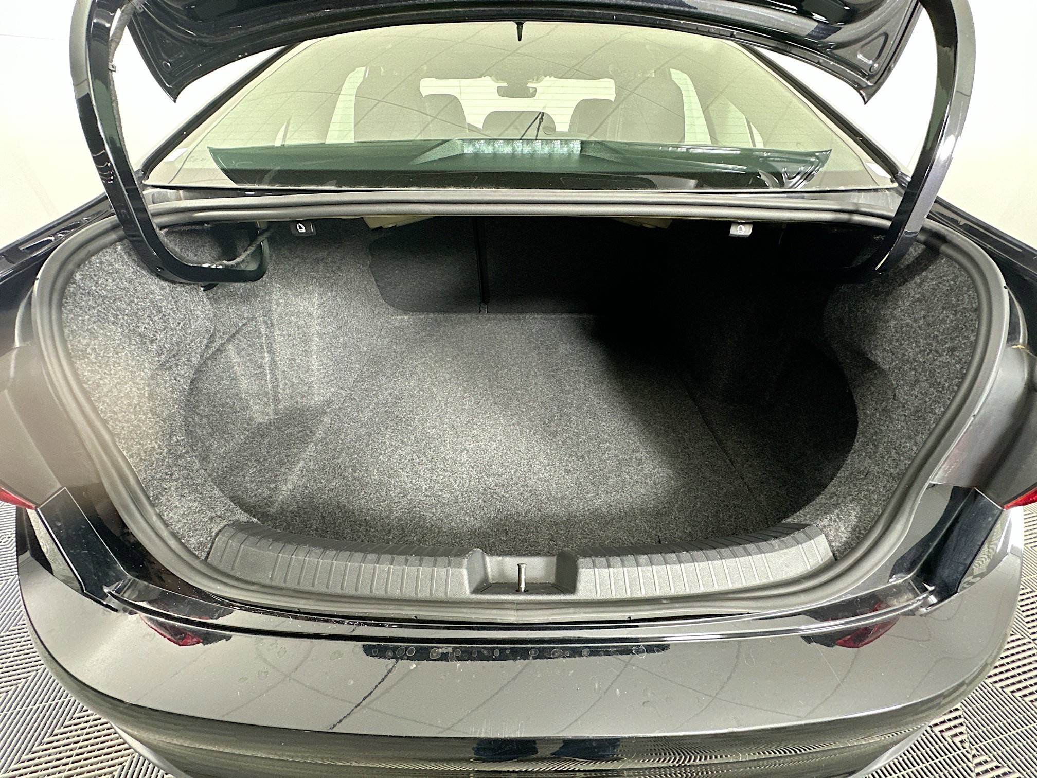 Used 2025 Volkswagen Jetta SE image 27