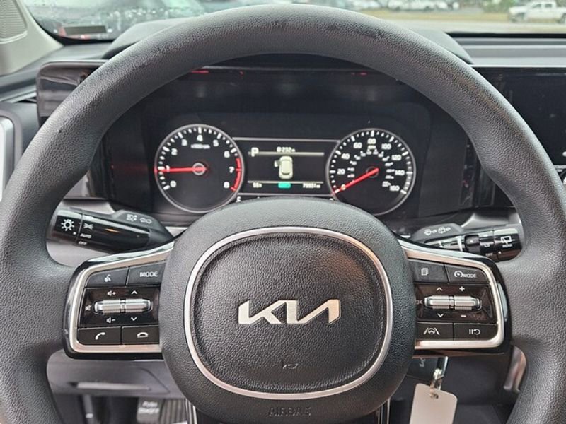 Used 2023 Kia Sorento LX image 25